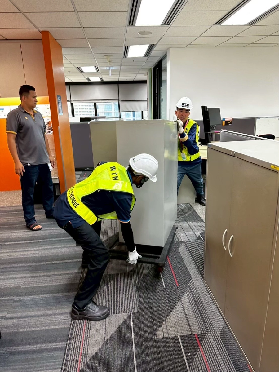 ผลงานการรื้อถอดขนย้ายประกอบติดตั้งเฟอร์นิเจอร์โต๊ะทำงาน